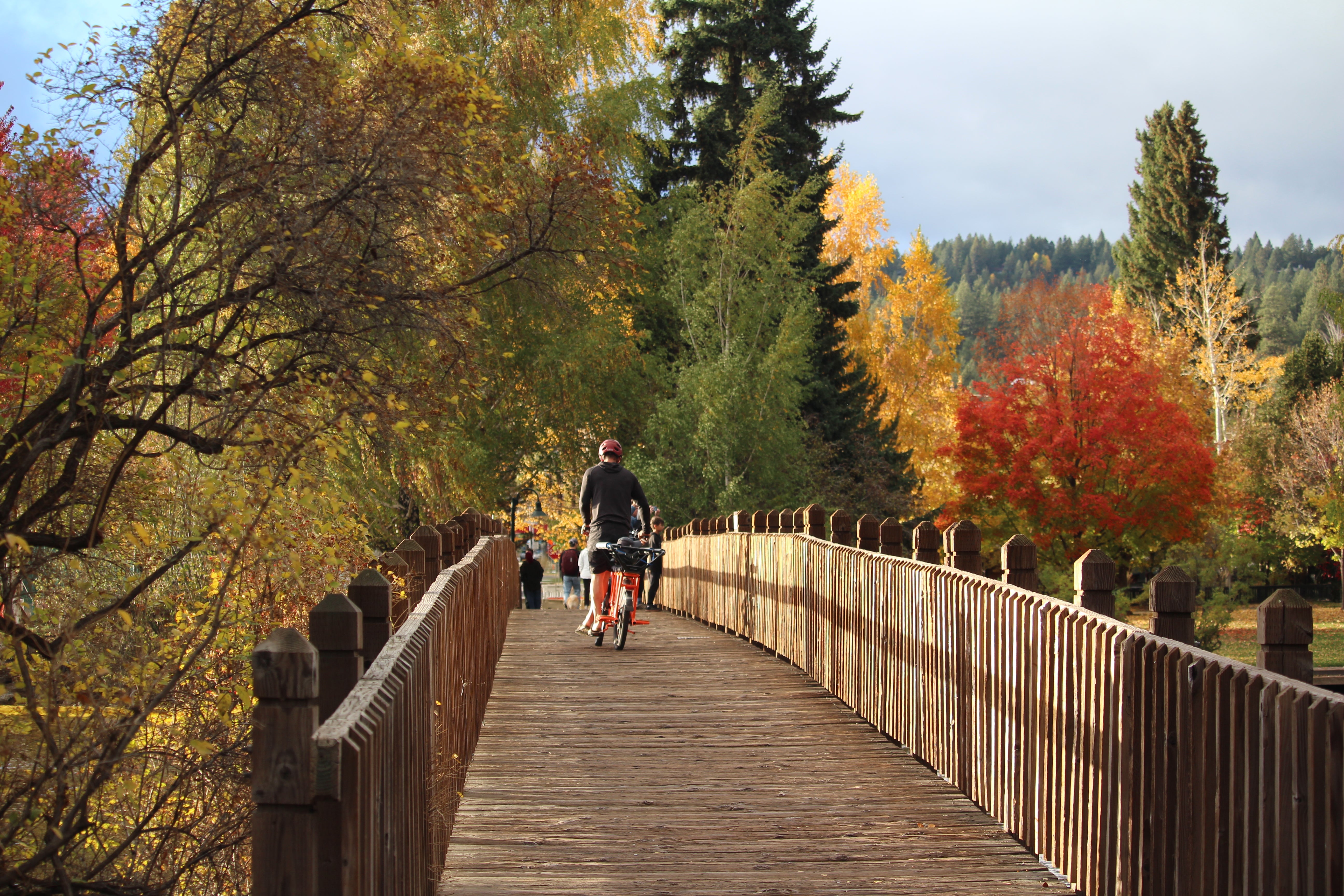 Footbridge over the river from Drake Park near Mirror Pond